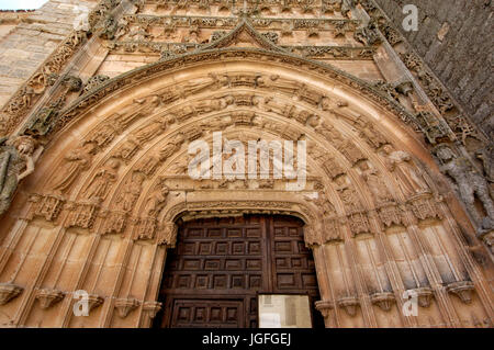 Eingangstür der Nuestra Senora De La Asuncion, Santa Maria del Campo, Burgos Provinz, Castilla y Leon, Spanien Stockfoto