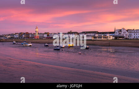 Herne Bay direkt am Meer und Clocktower hinter einem rosa Sonnenuntergang. Stockfoto