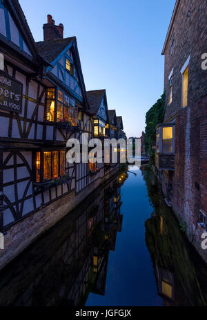 Der berühmte Blick auf die alten Weberhaus am Fluss Stour, Canterbury. Stockfoto