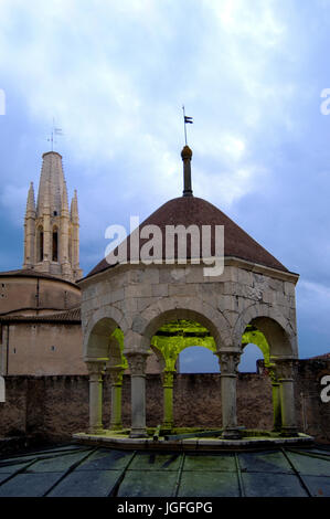 Arabische Bäder und Kirche von Sant Feliu, Girona, Spanien Stockfoto