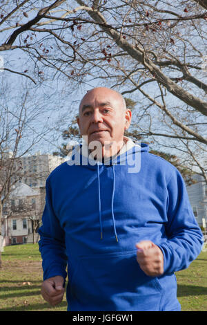 Hispanic Mann Joggen im park Stockfoto