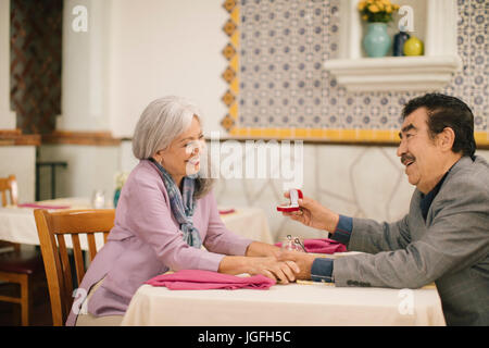 Älterer Mann schlägt Ehe Frau im restaurant Stockfoto