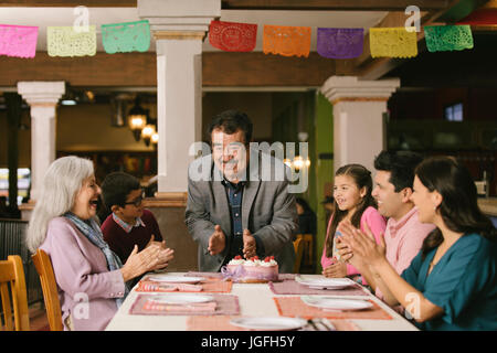 Familie feiern Geburtstag der ältere Mann im restaurant Stockfoto