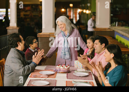 Familie feiern Geburtstag der älteren Frau im restaurant Stockfoto