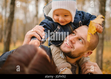 Nahen Osten Vater mit Sohn im Herbst Stockfoto