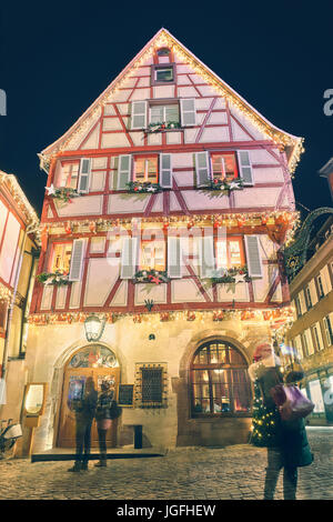 Typisches Fachwerk Haus mit Weihnachtsdekoration im Zentrum Stadt. Colmar. Haut-Rhin. Das Elsass. Frankreich. Stockfoto