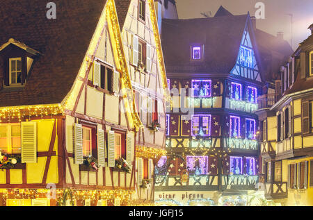 Typisches Fachwerk Haus mit Weihnachtsdekoration im Zentrum Stadt. Colmar. Haut-Rhin. Das Elsass. Frankreich. Stockfoto