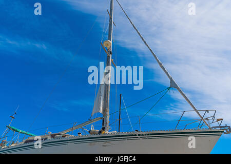 Boot bei bewölktem Himmel von unten gesehen Stockfoto