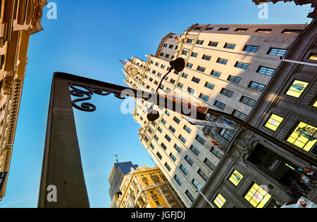 Telefonica-Gebäude und der Gran Via Street. Madrid, Spanien. Stockfoto