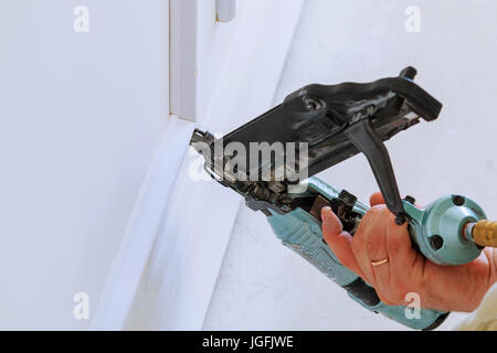 Nicht erkennbare Handwerker angenagelt Bild Moulding Wand im neuen Haus Stockfoto