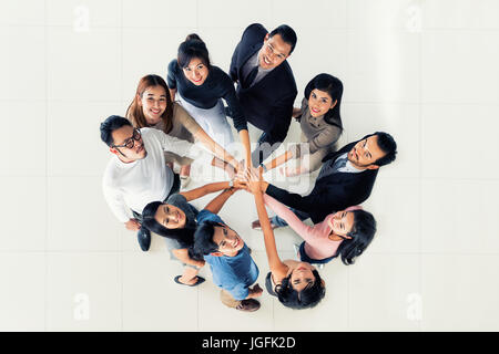 Draufsicht des multi-ethnischen Geschäftspartner Hände Zusammenstellung. Konzept der Unternehmen Teamwork und Erfolg. Stockfoto