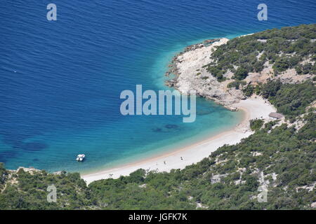 Lubenice, Kroatien - 19. Juni 2017 - Strand Sveti Ivan mit Booten und blauer Himmel Stockfoto