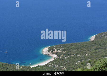 Lubenice, Kroatien - 19. Juni 2017 - Strand Sveti Ivan mit Booten und blauer Himmel Stockfoto