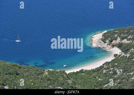 Lubenice, Kroatien - 19. Juni 2017 - Strand Sveti Ivan mit Booten und blauer Himmel Stockfoto