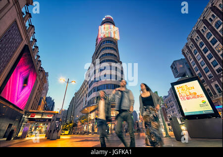 Callao Square und Gran Via Street in der Dämmerung. Madrid, Spanien. Stockfoto