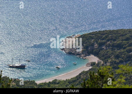 Lubenice, Kroatien - 19. Juni 2017 - Strand Sveti Ivan mit Booten und blauer Himmel Stockfoto