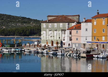 Cres, Kroatien - 18. Juni 2017 - Stadt Cres mit Booten und blauer Himmel Stockfoto