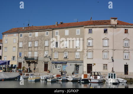 Cres, Kroatien - 18. Juni 2017 - Stadt Cres mit Booten und blauer Himmel Stockfoto