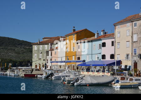 Cres, Kroatien - 18. Juni 2017 - Stadt Cres mit Booten und blauer Himmel Stockfoto