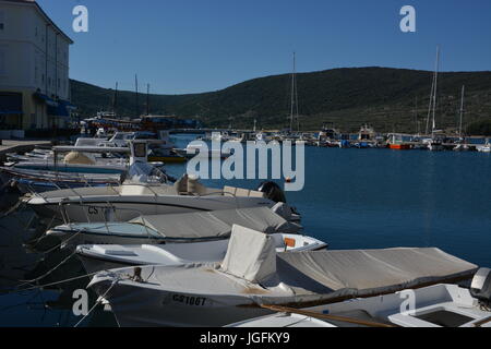 Cres, Kroatien - 18. Juni 2017 - Stadt Cres mit Booten und blauer Himmel Stockfoto