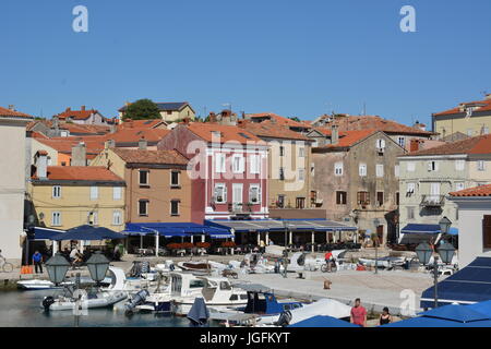 Cres, Kroatien - 18. Juni 2017 - Stadt Cres mit Booten und blauer Himmel Stockfoto