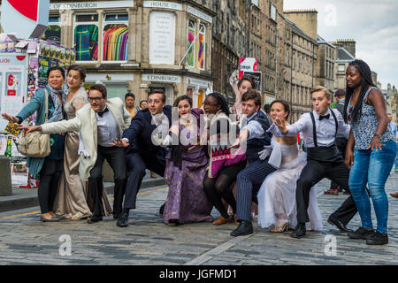 Edinburgh, Scotland, UK - 4. August 2014: Mitglieder einer Theatergruppe Förderung ihre Show auf der Royal Mile, Edinburgh Stockfoto