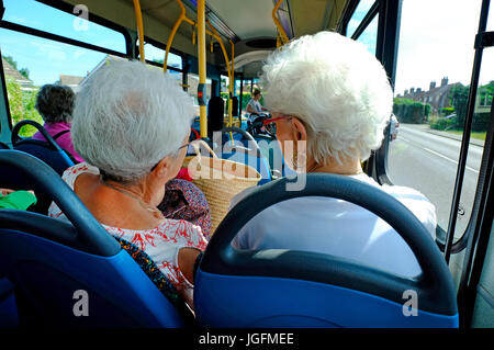 Ältere weibliche Passagiere sitzen auf ländlichen Busservice, Norfolk, england Stockfoto