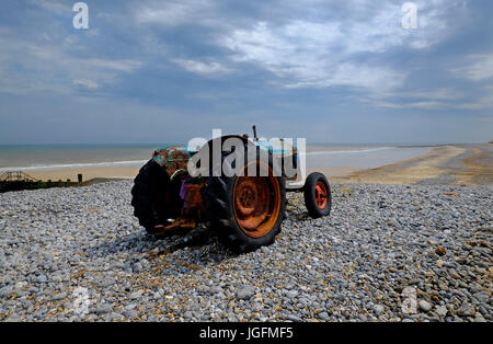 alten Traktor am Kiesstrand, Cromer, North Norfolk, england Stockfoto