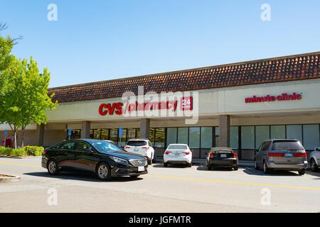 Ein Auto fährt vorbei an einem CVS Pharmacy an einem sonnigen Tag in San Ramon, Kalifornien, 31. Mai 2017. Stockfoto