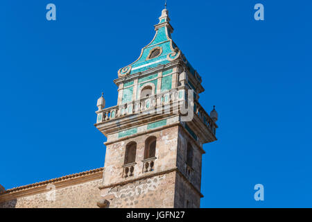 Schöne Aussicht. Turm des Klosters in Valldemossa. In der Nähe der Sierra de Tramuntana. Stockfoto