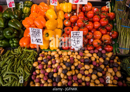Frisches Obst auf dem Display an Pikes Place Market in Seattle, WA Stockfoto