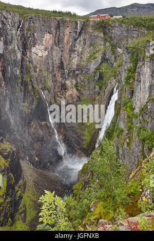 Voringsfossen Wasserfall in Norwegen. Norwegische Outdoor-Highlight Attraktion. Vertikal Stockfoto