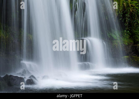 Sgwd Ddwli Uchaf (Upper Gushing Falls) Wasserfall am Nedd Fechan im Bannau Brycheiniog (Brecon Beacons) Nationalpark bei Pontneddfechan, Powys, Wales. Stockfoto