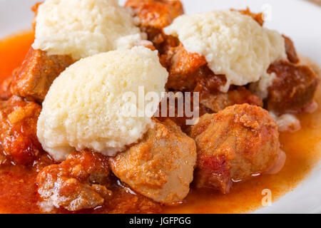 Klassisches Gulasch mit Knödel, schweres Essen, Knödel Stockfoto