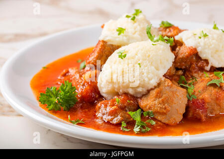 Klassisches Gulasch mit Knödel, schweres Essen, Knödel Stockfoto