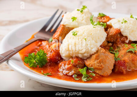 Klassisches Gulasch mit Knödel, schweres Essen, Knödel Stockfoto