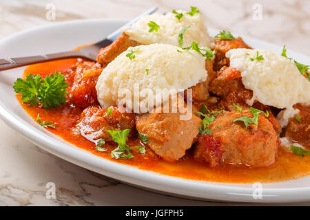 Klassisches Gulasch mit Knödel, schweres Essen, Knödel Stockfoto