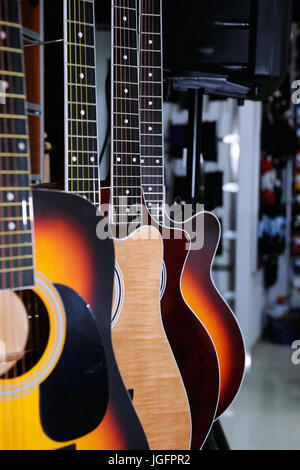 Bunte akustische Gitarren im Hintergrund laden Stockfoto