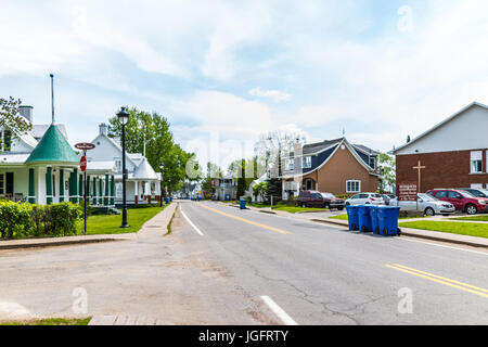 Champlain, Kanada - 29. Mai 2017: Sainte Anne Straße in der Kleinstadt am Chemin du Roy mit Kirchen Stockfoto