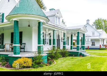 Champlain, Kanada - 29. Mai 2017: Altbau mit Tourismus Center anmelden Kleinstadt am Chemin du Roy mit einzigartiger Architektur Stockfoto