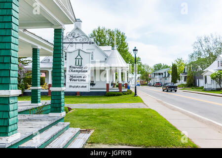 Champlain, Kanada - 29. Mai 2017: Altbau mit Tourismus Center anmelden Kleinstadt am Chemin du Roy mit einzigartiger Architektur Stockfoto