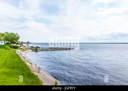 Champlain, Kanada - 29. Mai 2017: Kleine rot-weiße Leuchtturm und Pier in der Stadt am Chemin du Roy mit St.-Lorenz-Strom Stockfoto