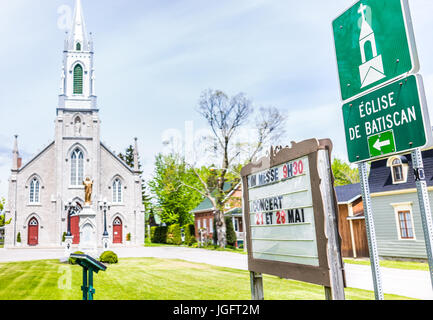 Batiscan, Kanada - 29. Mai 2017: Pfarrkirche Saint Francois Xavier de Batiscan Zeichen in der kleinen Stadt am Chemin du Roy Stockfoto