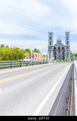 Sainte-Anne-de-la-Perade, Deutschland-29. Mai 2017: Pfarrkirche Sainte Anne De La Perade in Kleinstadt am Chemin du Roy mit Straße auf Brücke Stockfoto