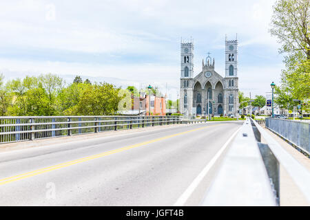 Sainte-Anne-de-la-Perade, Deutschland-29. Mai 2017: Pfarrkirche Sainte Anne De La Perade in Kleinstadt am Chemin du Roy mit Straße auf Brücke Stockfoto