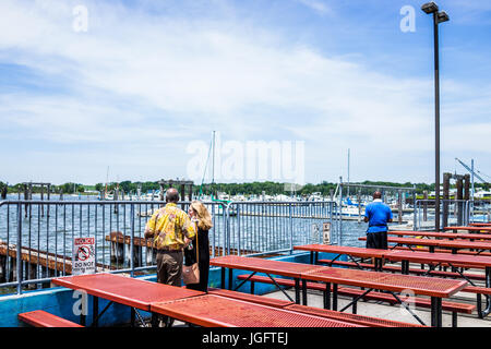 Bronx, USA – 11. Juni 2017: City Island Hafen mit Booten und Personen betrachten von Picknick-Tische von restaurant Stockfoto