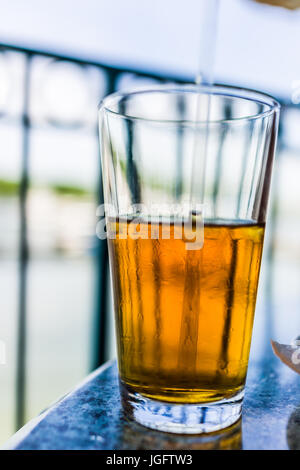 Makro Nahaufnahme von geschmolzenem Eistee und Stroh in Glas Stockfoto