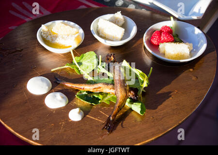 Hering roe auf seetang mit geräuchertem Lachs Ooligans bei N'Bannock Native Essen Bistro, Fairfield, Pisten, Vancouver, Kanada Stockfoto