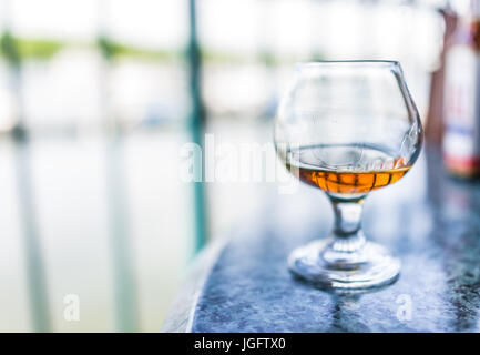 Makro Nahaufnahme von Amaretto, Rum oder Bourbon Getränk im Glas Stockfoto