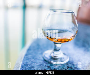 Makro Nahaufnahme von Amaretto, Rum oder Bourbon Getränk im Glas Stockfoto